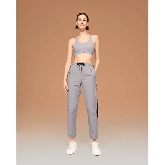 NWOT On Running Women's Run On Clouds Track Pant MEDIUM Zinc & Black